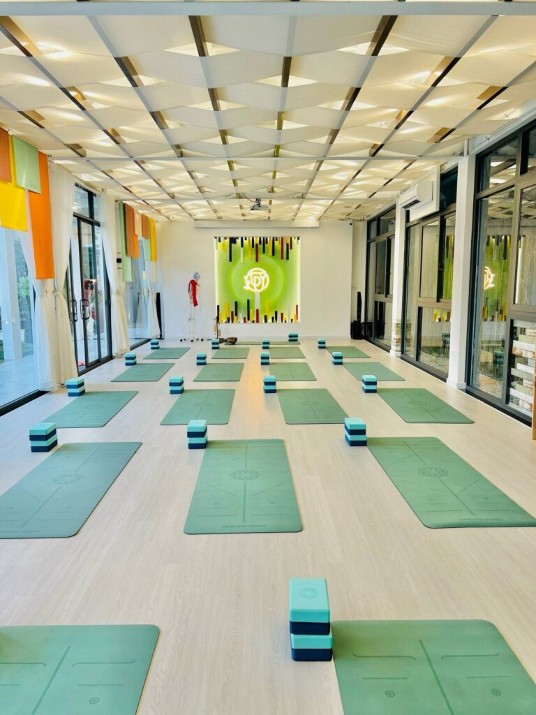 Lớp yoga thực hành 6 Yang Room
