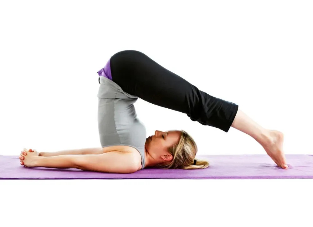 Tổng hợp những bài tập yoga giúp ngủ ngon hơn 8 Tư thế Halasana