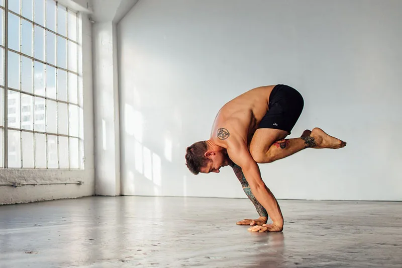 sức mạnh và tính linh hoạt của cơ bắp khi tập handstand