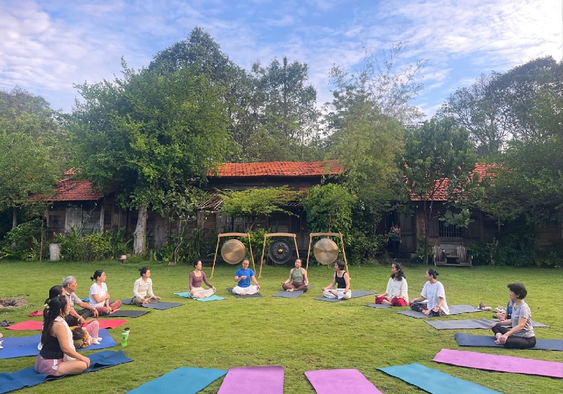 Sống chậm lại | Điểm dừng - Nơi tìm lại bình an giữa hiện đại 8 Hành trình Yoga và Thiền bắt đầu