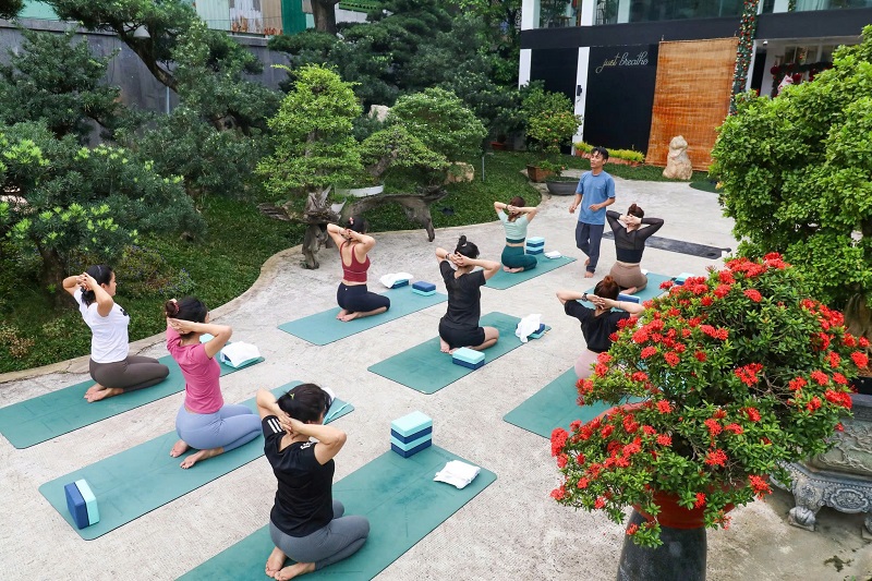 Hành trình làm mới ngày 8: Con đường cũ - Tư duy mới 13 Hành trình làm mới ngày 8: Hãy để Yoga đồng hành cùng bạn
