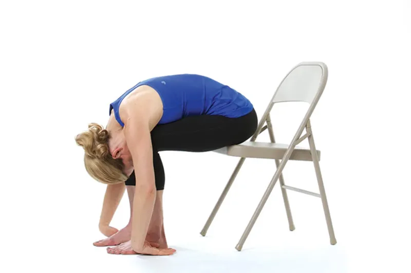 Tư thế Gập người (Uttanasana): Gập sâu để buông xả 12 Biến thể gập người trên ghế