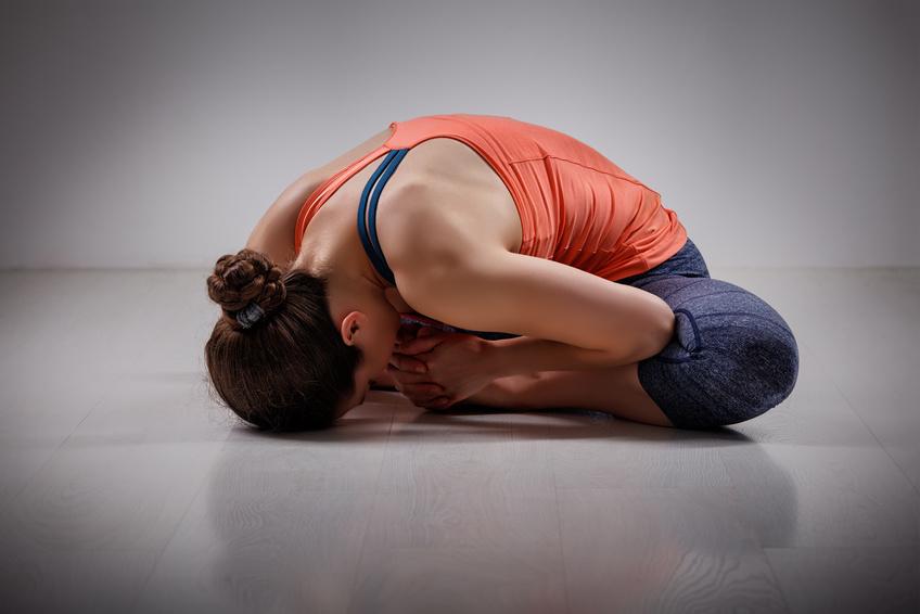 Tư thế Bươm bướm (Baddha Konasana): Thả lỏng & chữa lành từ vùng hông 3 Bươm bướm cúi gập