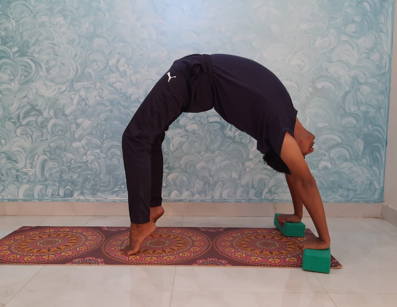 Tư thế Bánh xe (Chakrasana): Cánh cổng mở ra năng lượng sống 26 Chakrasana với gạch tập