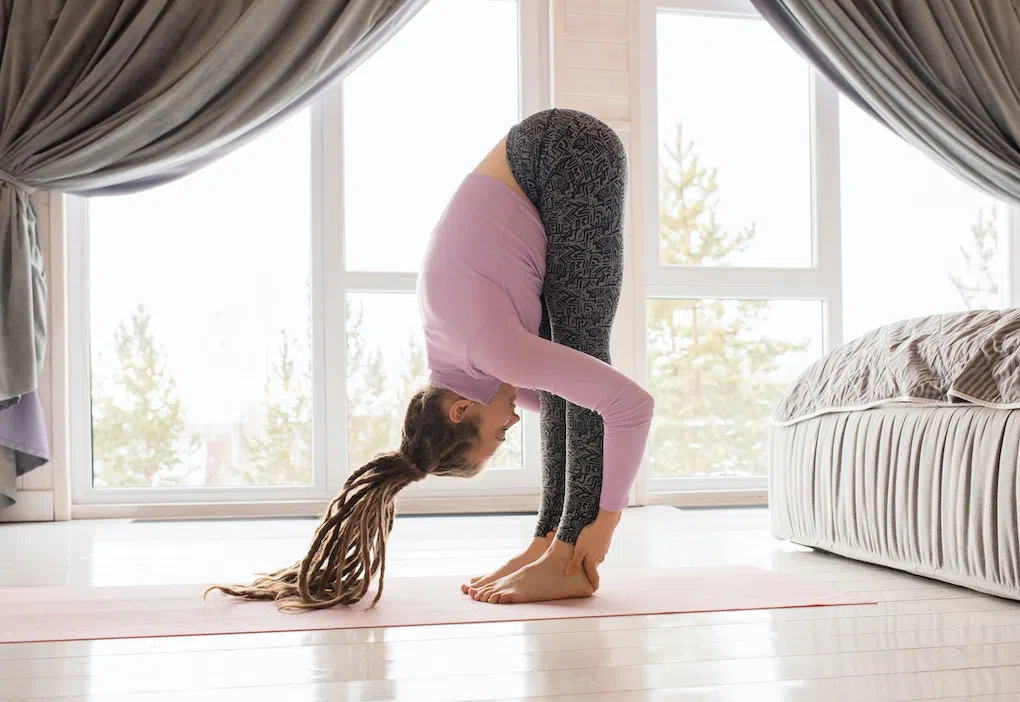 Tư thế Gập người (Uttanasana): Gập sâu để buông xả 12 Lợi ích của tư thế Gập người