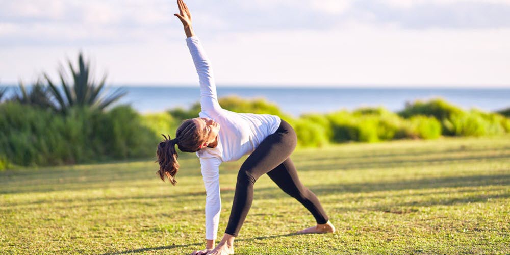 Tư thế Tam giác (Trikonasana): Mở rộng không gian – Khơi dậy sức sống 12 Lợi ích của tư thế Tam giác