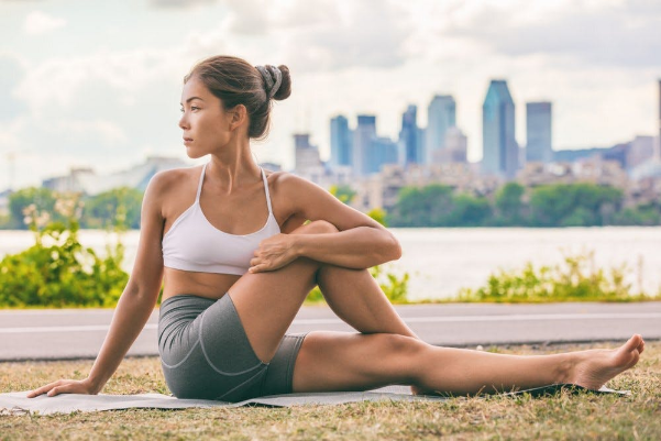 Tư thế Bánh xe (Chakrasana): Cánh cổng mở ra năng lượng sống 26 Lưu ý trước khi thực hiện
