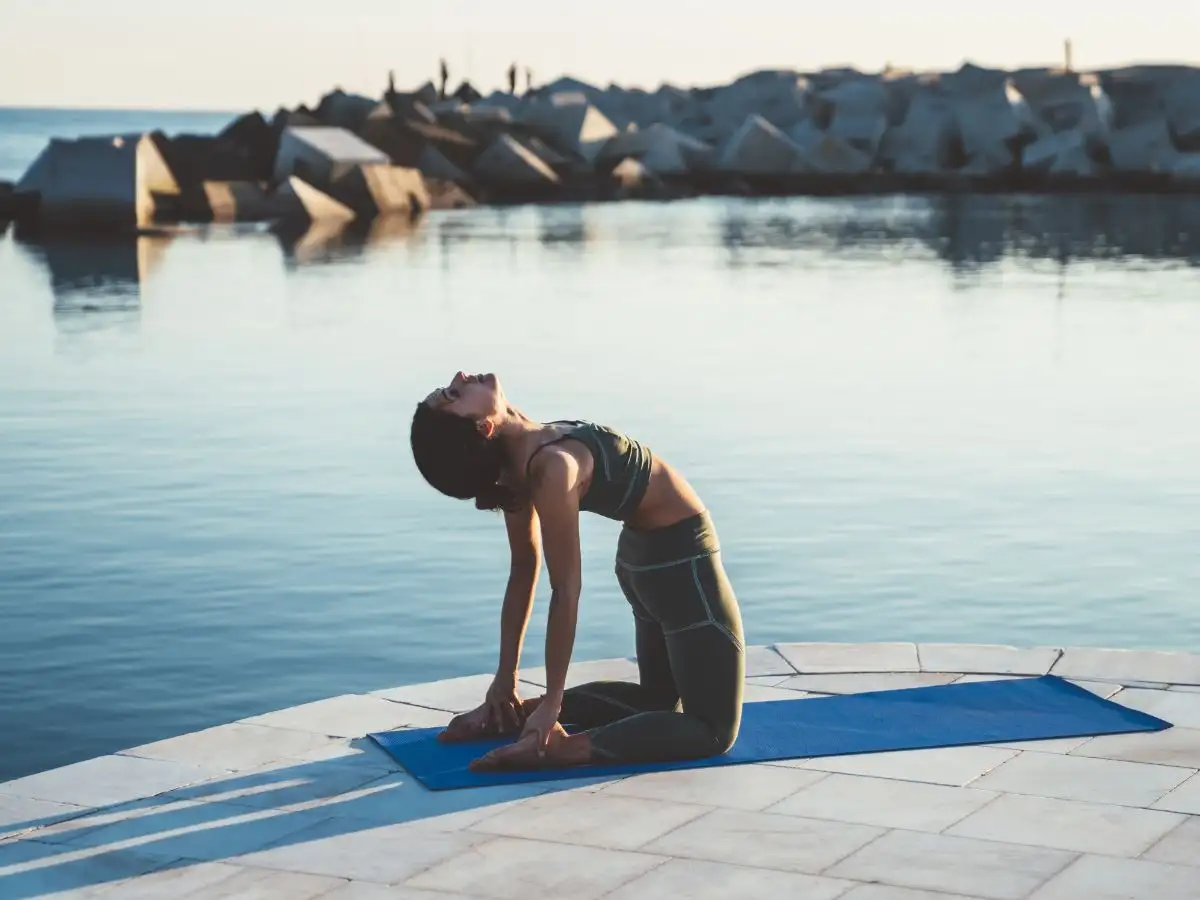 Tư thế Lạc đà (Ustrasana): Mở rộng trái tim từ sự uốn mình sâu sắc 26 Những lợi ích của tư thế Lạc đà