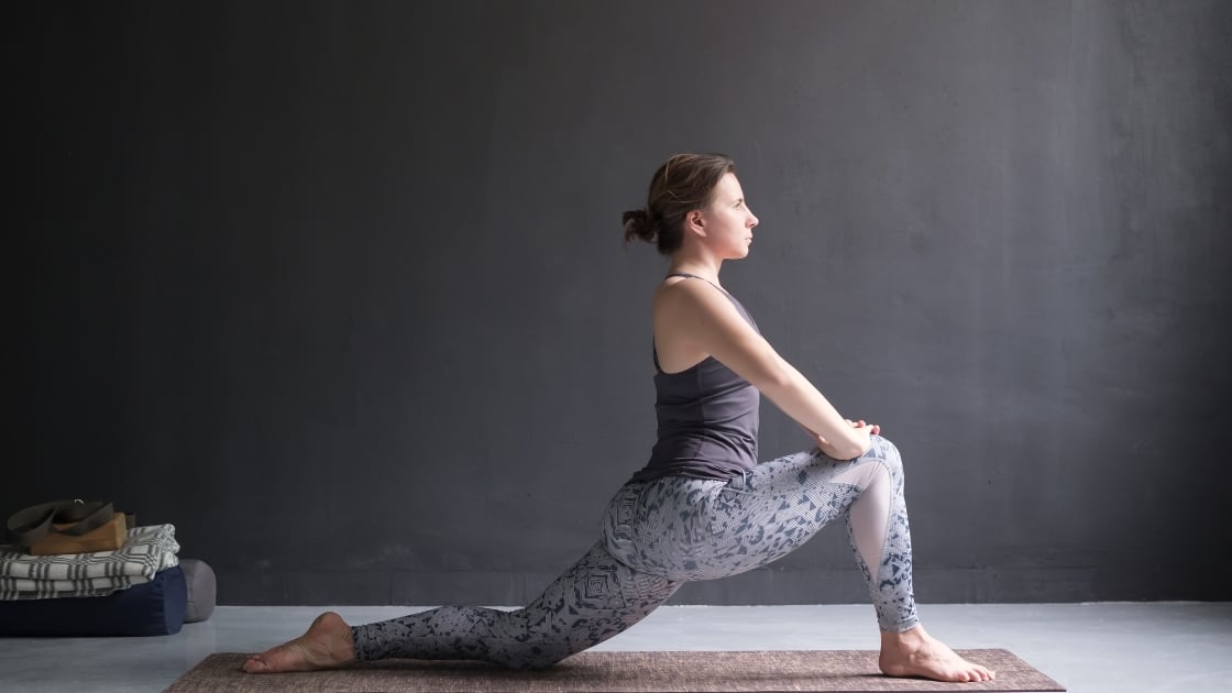 Tư thế Trường tấn thấp (Anjaneyasana) – Low Lunge: Nền tảng cho sự mở rộng & cân bằng 22 Những lợi ích tư thế Trường tấn thấp mang lại
