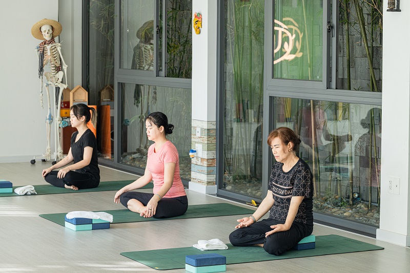 Tư thế Hoa sen (Padmasana): Gốc rễ thanh tịnh trong thiền định 12 Những lưu ý khi thực hành tư thế