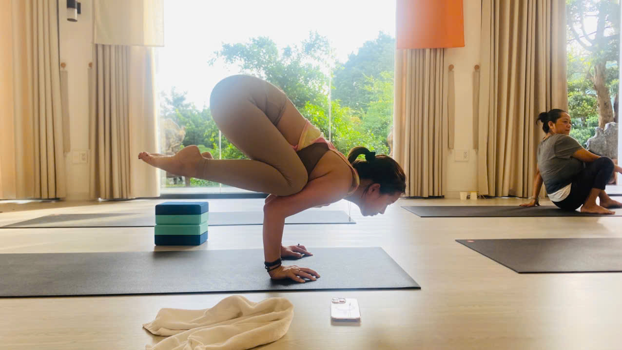 Tư thế con quạ (Bakasana): Sức mạnh từ sự thăng bằng và hiện diện 12 Những lưu ý quan trọng khi luyện tập