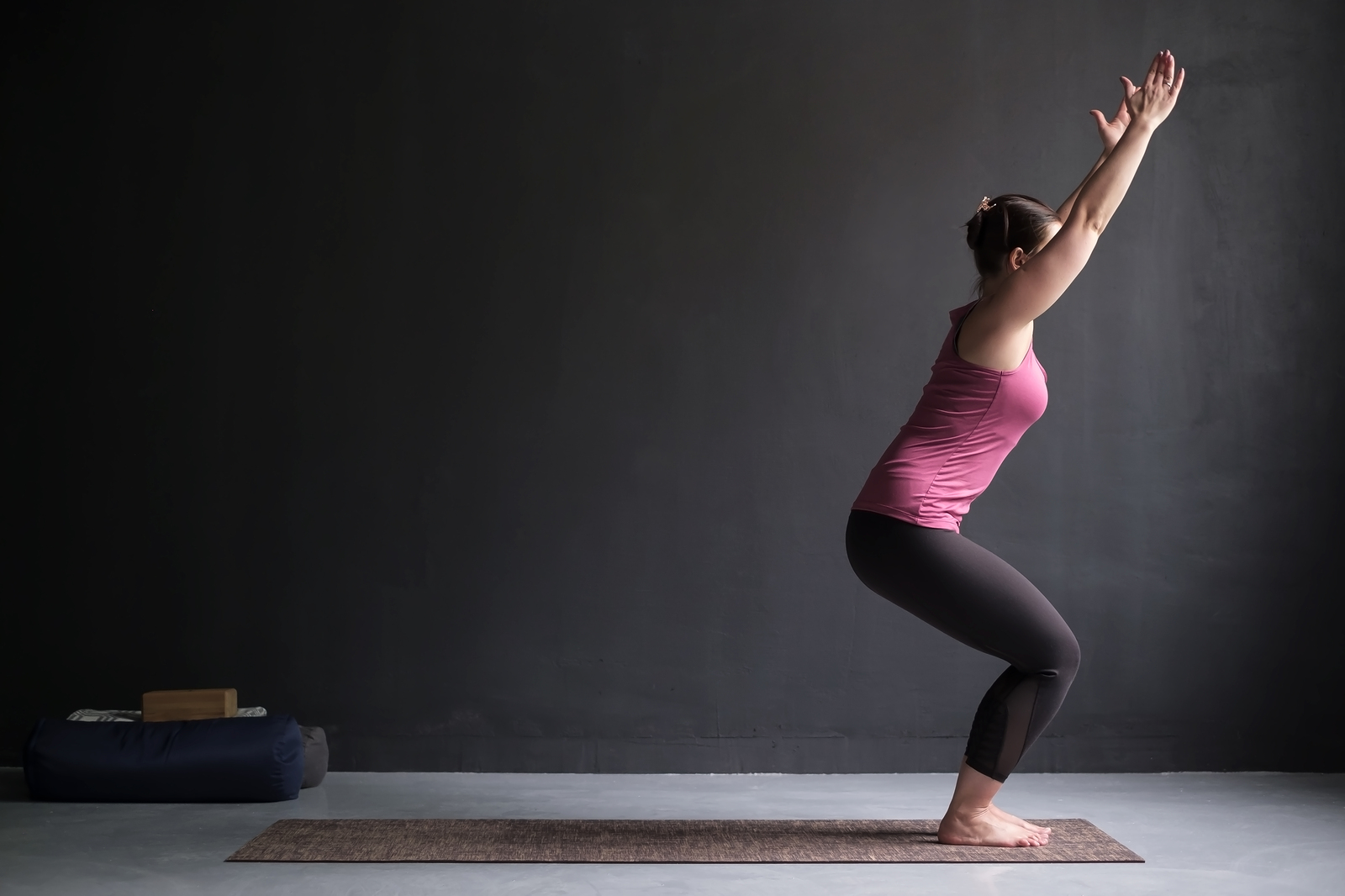 Tư thế Chiếc ghế – Utkatasana: Bền bỉ từ nền tảng, mạnh mẽ từng nhịp thở 2 Tư thế Chiếc ghế là gì?
