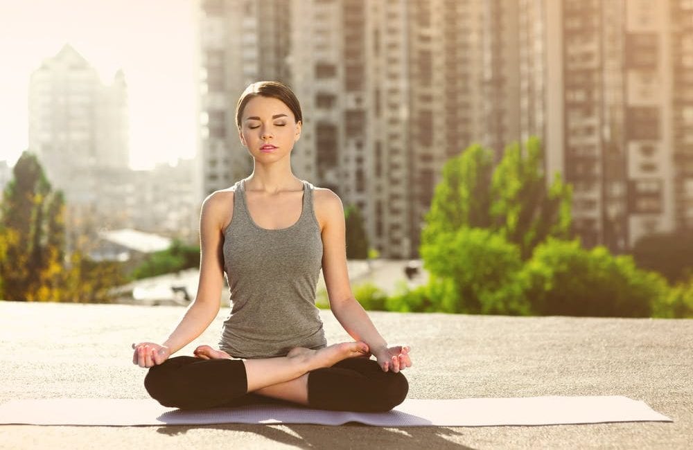 Tư thế Hoa sen (Padmasana): Gốc rễ thanh tịnh trong thiền định 12 Tư thế Hoa sen