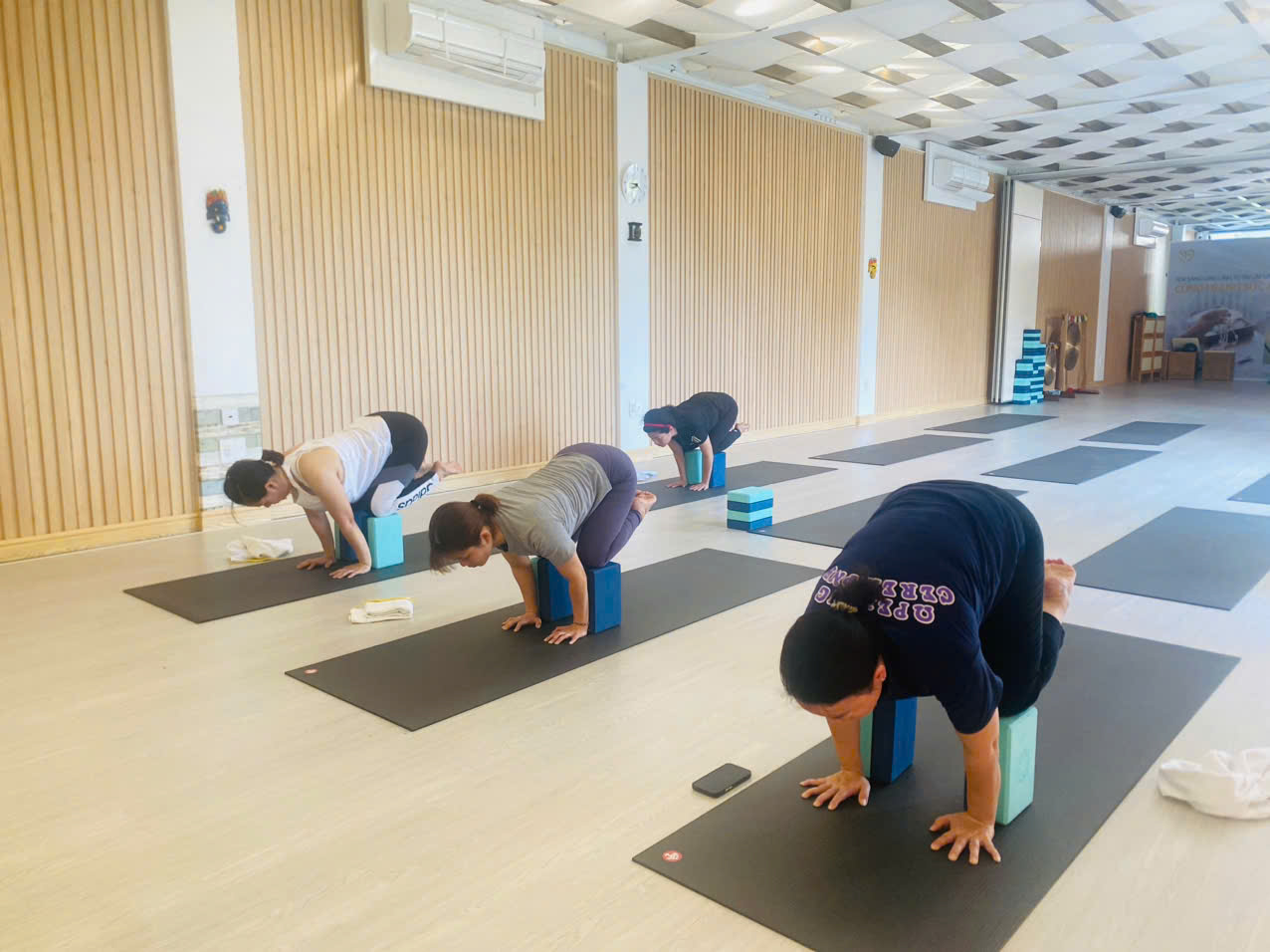 Tư thế con quạ (Bakasana): Sức mạnh từ sự thăng bằng và hiện diện 26 Tư thế con quạ: Bài học về dũng cảm và hiện diện