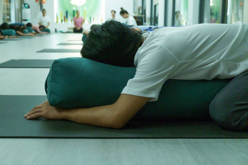 Tư thế Em Bé – Những biến thể và lợi ích khi luyện tập 4 Tư thế Em Bé với gối yin
