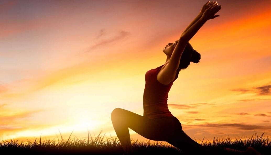 Tư thế Trường tấn thấp (Anjaneyasana) – Low Lunge: Nền tảng cho sự mở rộng & cân bằng 26 lưu ý khi thực hành Chào mặt trời