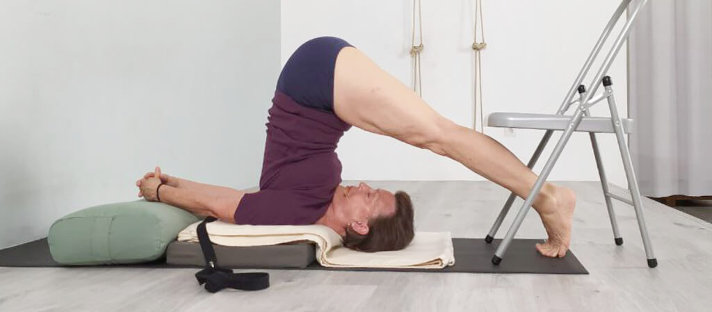 Tư thế Cái Cày (Halasana): Mở lưng, thư giãn thần kinh và thanh lọc cơ thể 24 Halasana với gối