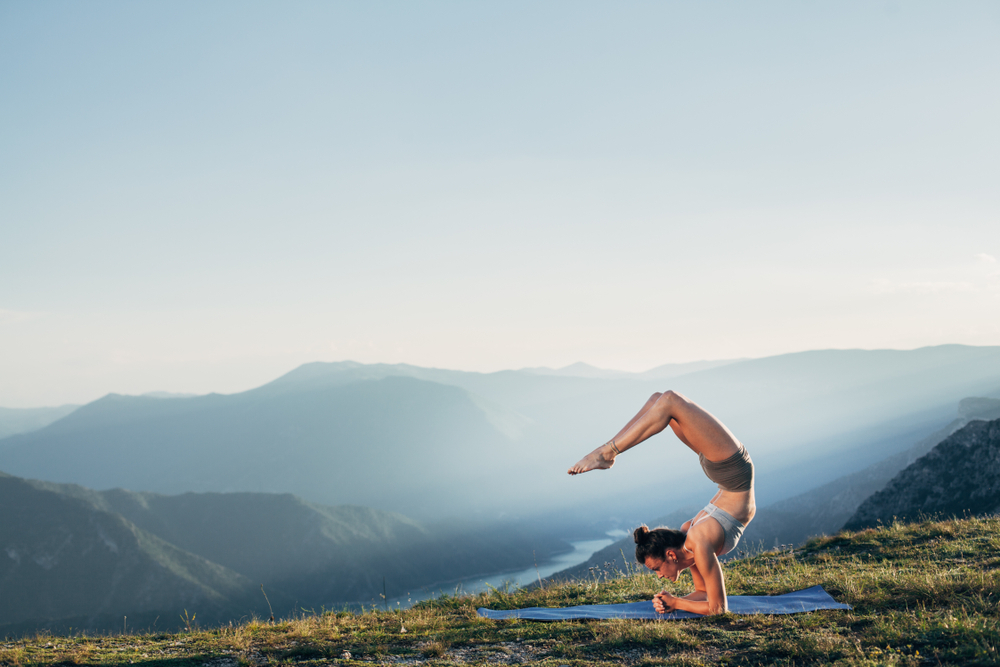 Tư thế Con bọ cạp (Vrschikasana) – Vũ điệu uyển chuyển của sức mạnh và sự linh hoạt 24 Những lợi ích của Tư thế Con bọ cạp