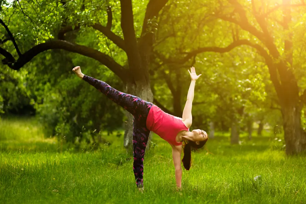 Tư thế Nửa vầng trăng (Ardha Chandrasana): Giữa thăng bằng và khai mở 11 Những lợi ích của tư thế Nửa vầng trăng