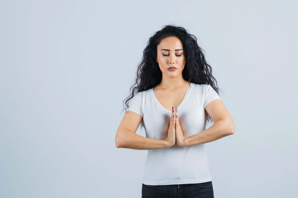 Tư thế cầu nguyện (Pranamasana): Khởi đầu trong tĩnh lặng, kết nối với nội tâm 2 Những lợi ích tư thế Cầu nguyện