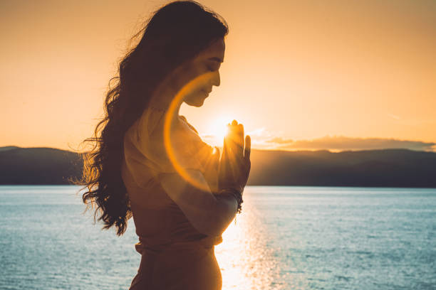 Tư thế cầu nguyện (Pranamasana): Khởi đầu trong tĩnh lặng, kết nối với nội tâm 2 Tư thế Cầu nguyện là gì