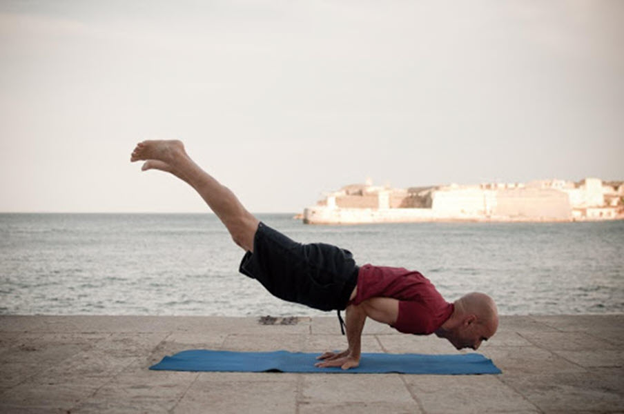 Tư thế con công (Mayurasana): Chạm ngưỡng giới hạn – Vượt lên chính mình 25 Tư thế Con Công