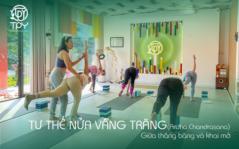 Tư thế Nửa vầng trăng (Ardha Chandrasana) Giữa thăng bằng và khai mở