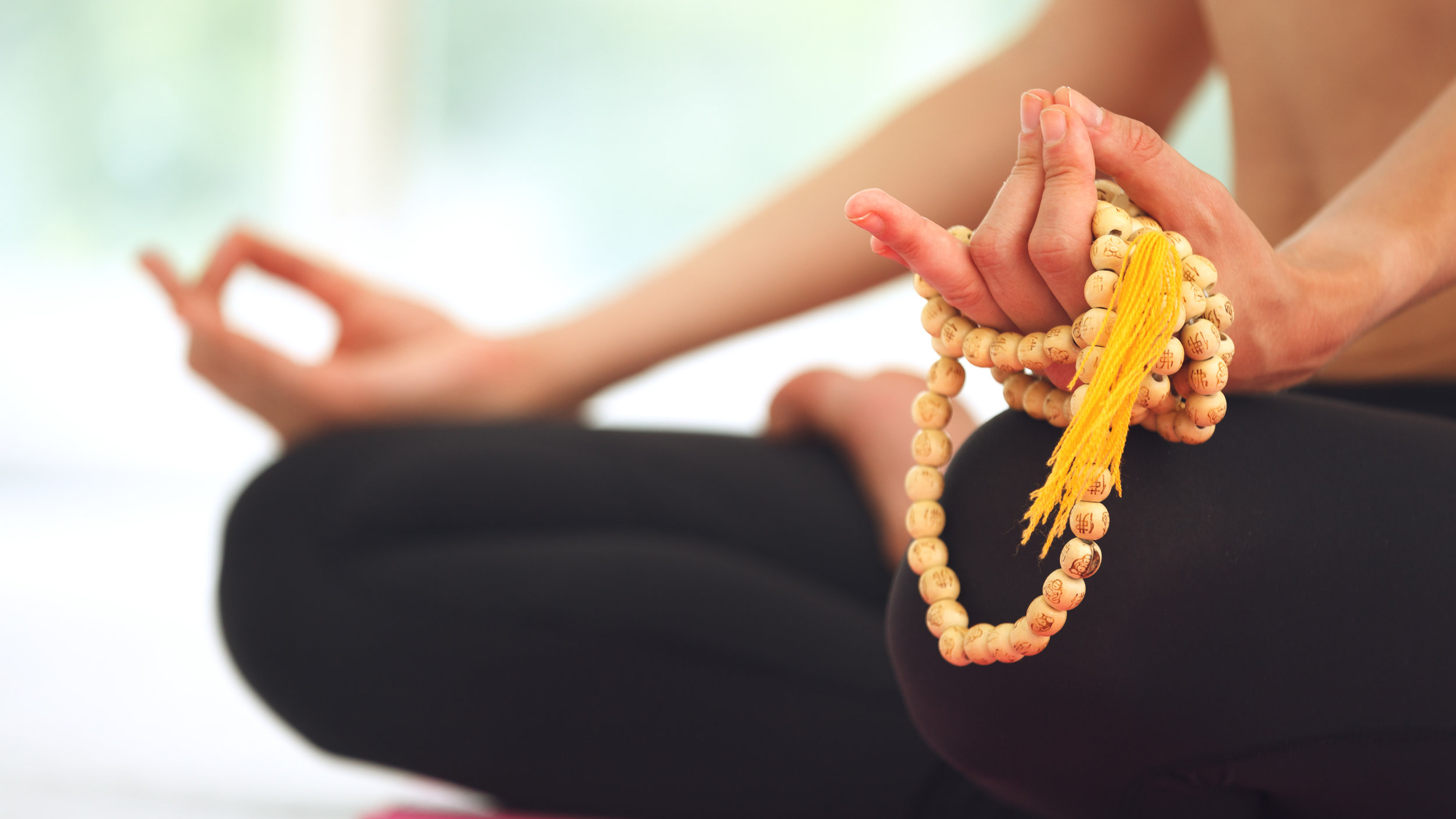 Om Shanti – Lời nguyện cầu bình an từ sâu bên trong 8 Ứng dụng tụng niệm Om Shanti trong đời sống hiện đại