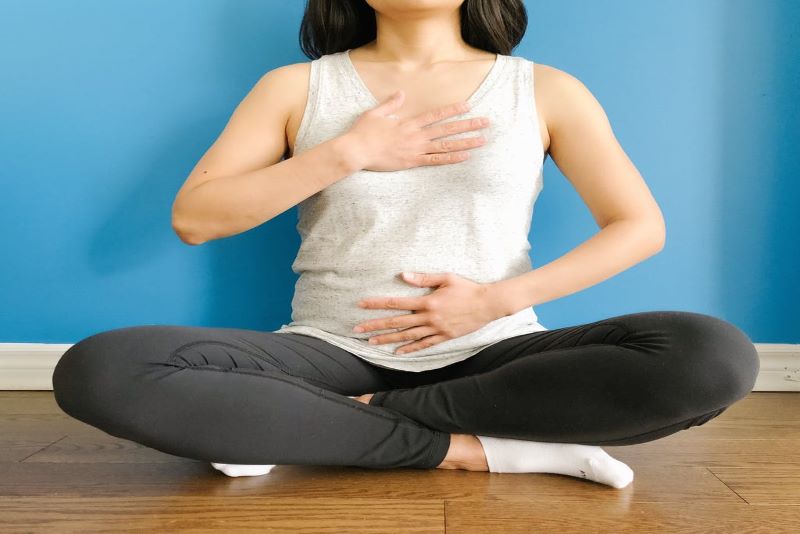 7 bài tập pranayama cho người mới bắt đầu dễ áp dụng 27 Bài tập thở bụng