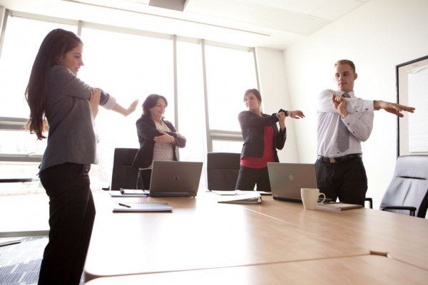 Thời điểm thích hợp tập yoga giảm căng thẳng sau giờ làm